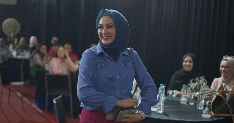 Instagram.com/dinalorenza1975